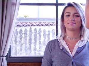 La belle-mère aux gros seins donne un entraînement anal à sa