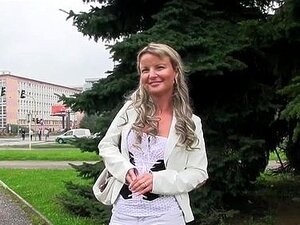 Une amateur tchèque baise sur le banc en plein air