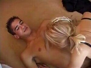 Chaude aux cheveux dorés dans des sous-vêtements et des bottes en