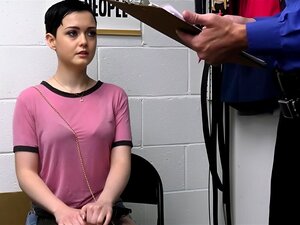 Jade, une fileuse aux cheveux courts, est dans le bureau de la