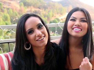 La dominatrice Cindy Starfall exige une pipe de la part de la nana, la