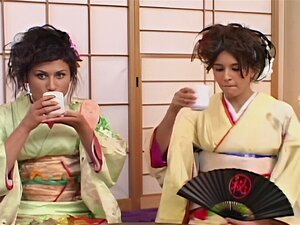 Des mignonnes asiatiques en cosplay sucent et baisent une bite dure en