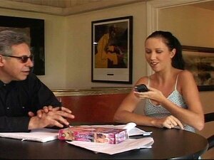 Des filles chaudes et excitées essaient des films porno