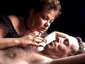 Longs ongles chauds Mature fume et domine