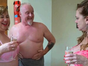 Trisha et Lily ont partagé des giclées chaudes dans leurs bouches