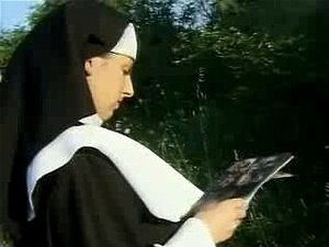 Léchage de cul d'une nonne