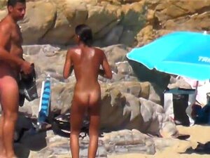 Fille arabe nue jouant au water tennis, lignes bronzées qui bronzent.