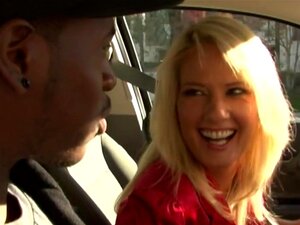 Une MILF blonde se fait baiser et gicler