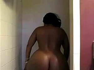 La chaude fille noire Isabella Rahman secoue son superbe cul ébène