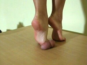 Piétinement pieds nus CBT avec foutre 2. Piétinement pieds nuS CBT