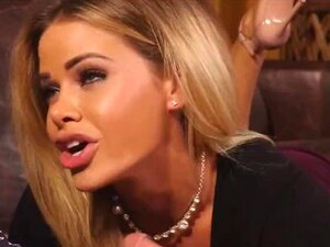 Un cocu regarde une femme accro au sexe sur une bite