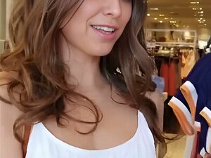 Jeunes nanas sexy s'amusent dans la salle de répétition