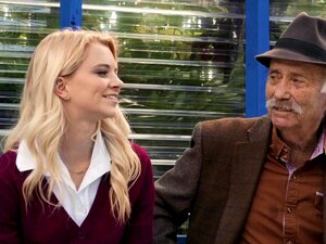 Petite blonde baise JMac devant son grand-père - jmac, star de Riley