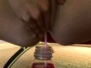 Une fille à gros seins baise et suce une énorme bite noire de