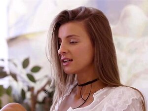 Petite MILF russe Maria Ryabushkina découvre amaz