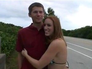 Une fille se fait remplir de sperme dans une voiture