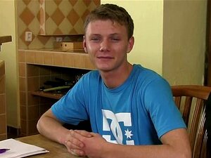 Un mec gay séduit un étudiant hétéro