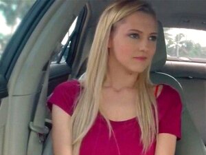 Une blonde exhibant ses seins est prête pour une chevauchée sexuelle