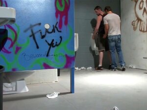 Un jock athlétique gay se fait baiser le cul au hasard dans la salle