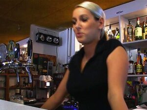 Barman aux gros seins souffle au travail pour une espèce, La barmaid