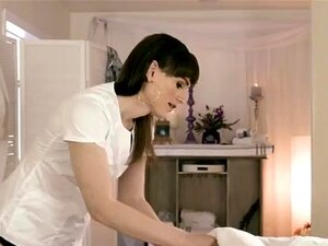 La masseuse shemale Natalie Mars masse un mec et se fait baiser le cul