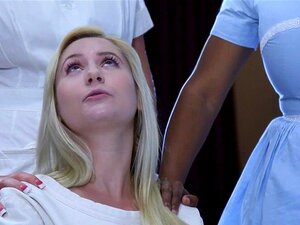 Petite milf chaude en ciseaux. Petite milf chaude en ciseaux après