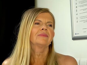 La sexy grand-mère Samantha est tellement heureuse de prendre une