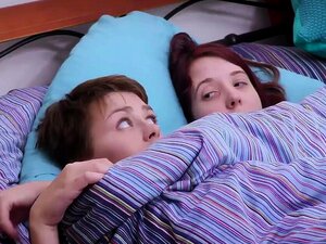 De mignonnes copines poilues baisent dans la chambre