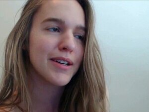 Une mignonne américaine sexy et fraîche a un emploi dans son pays de