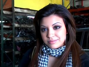 Une Latina fraîche et très séduisante avec de gros seins naturels