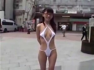 Marcher semi-nu dans les rues de Tokyo