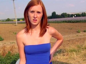 Regardez la sublime rouquine se faire remplir sa chatte mouillée de