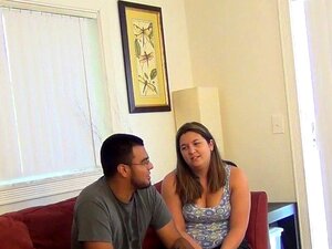 Amateur ronde se branle pendant le jeu à la maison. Amateur ronde se