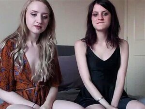 Sexy amateur lesbienne avec un gode-ceinture en levrette