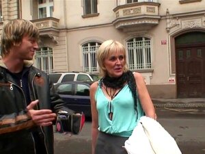 Un mec baise une prostituée mince de 80 ans