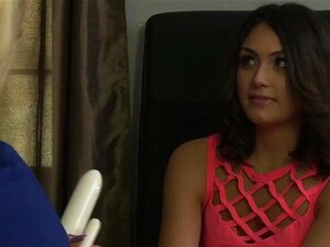 MILF Pheonix Marie apprend à une mignonne comment faire de l'anal -