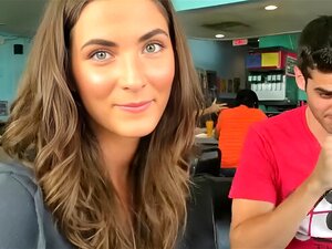 Avaler du milkshake pendant que ses seins sont sortis