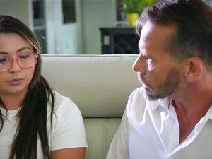 La belle-fille adoptive Cassidy Klein est excitée d'emménager avec