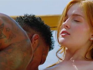 Une rousse fascinante gémit pendant ce temps-là, baisant avec un mec