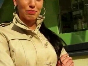 Une nana glamour aux longues jambes suce et chevauche une bite