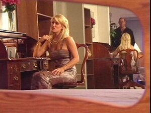 La chatte blonde se fait lécher puis baiser sur le lit