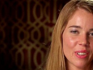 La copine échangiste blonde ressent une attraction lesbienne pour la