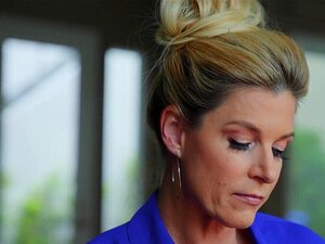 La MILF brune chaude Ariella Ferrera a ramené à la maison le jeune