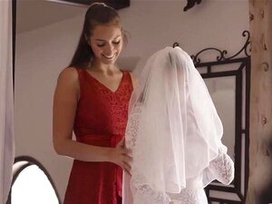 La bonne d'honneur aux gros seins lèche secrètement la mariée aux