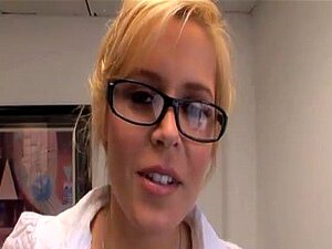 Les secrétaires coquines écartent leurs fentes mouillées