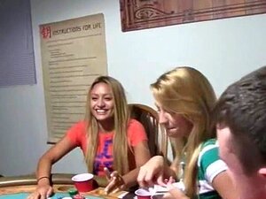 nouvelles étudiantes baisant lors d'une soirée poker
