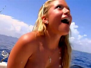 Des bombes s'exhibent à vélo nues. Groupe de nanas sexy et badass