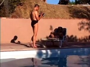 Maman à la piscine