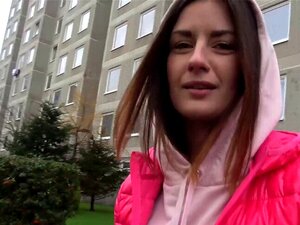 Un agent public a arrêté une chaude brune chez son voisin et après