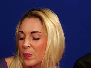 Femdom habillée suce les seins. Femdom habillée, suce et tire le